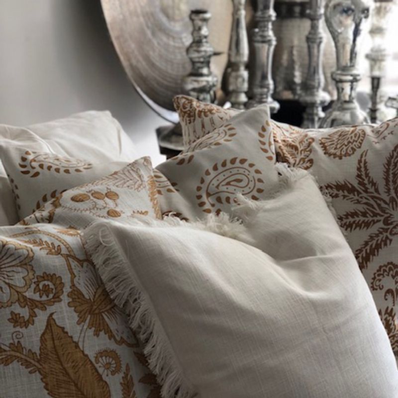 cushion cover Plain w/gold tassel